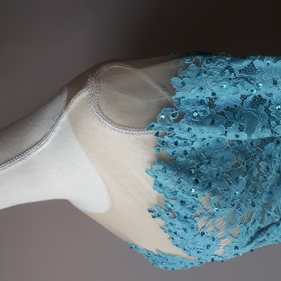 Narces lace gown - Picture 4 of 7